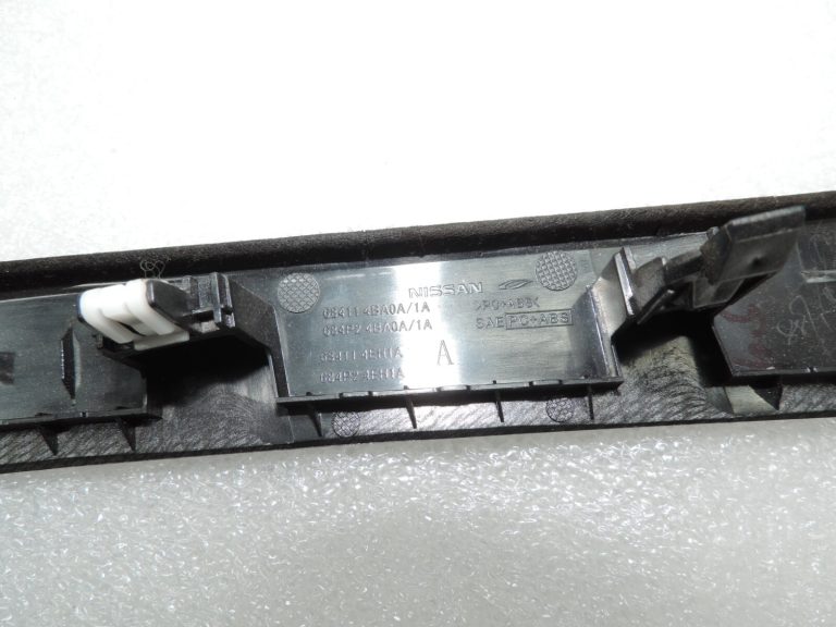 Nissan X-Trail T32 instrumentu paneļa vāka apdare labajā pusē 684114BA1A