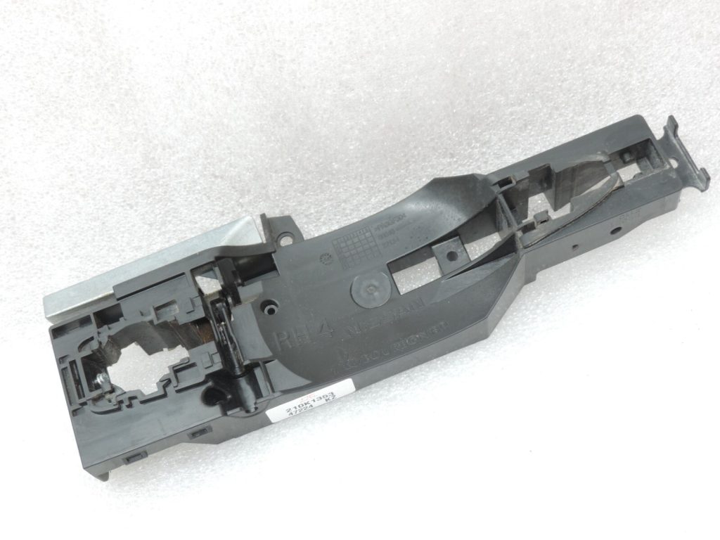Oriģinālais Nissan Qashqai II (J11) Durvju roktura rāmis priekšējais aizmugurējais labais 806105FD0B