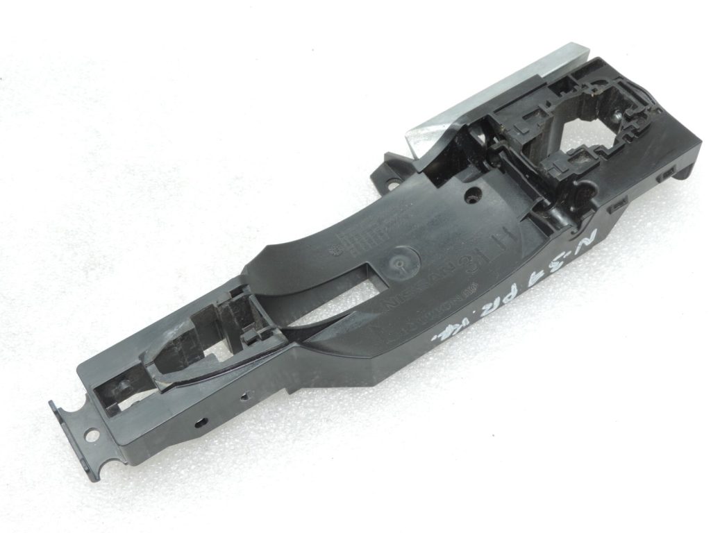 Oriģinālais Nissan Qashqai II (J11) Durvju roktura rāmis priekšējais aizmugurējais kreisais 806115FD0B