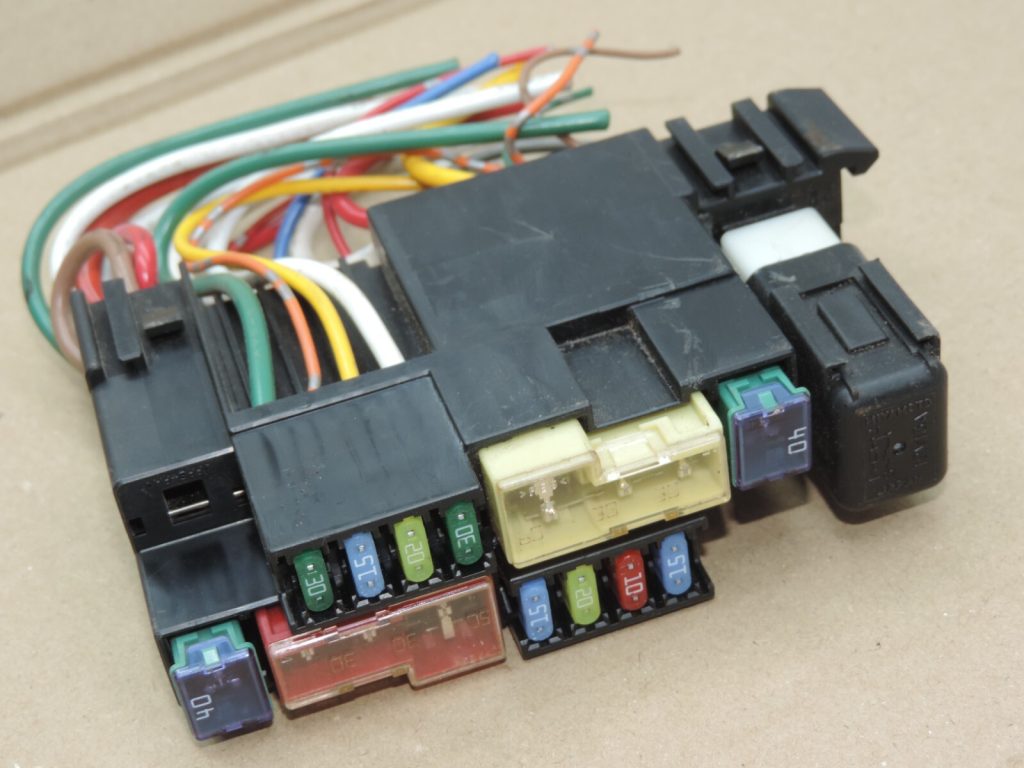 Nissan Navara II D40 3.0 dCi engine compartment fuse box connection 24381C9900