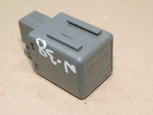 Oriģināls Nissan Navara II D40 Elektriskā logu regulatora relejs 2-polu 24330C9900