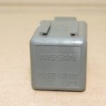 Oriģināls Nissan Navara II D40 Elektriskā logu regulatora relejs 2-polu 24330C9900