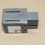 Oriģināls Nissan Navara II D40 Elektriskā logu regulatora relejs 2-polu 24330C9900