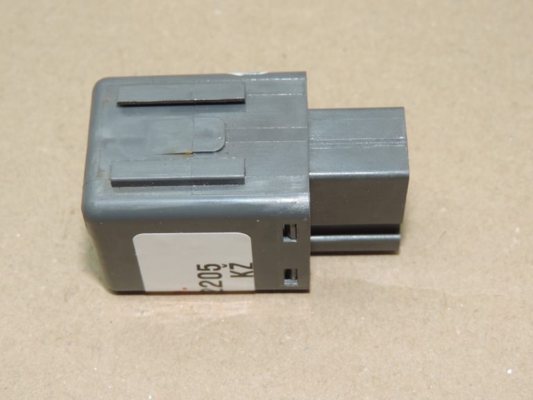 Oriģināls Nissan Navara II D40 Elektriskā logu regulatora relejs 2-polu 24330C9900