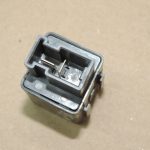 Oriģināls Nissan Navara II D40 Elektriskā logu regulatora relejs 2-polu 24330C9900
