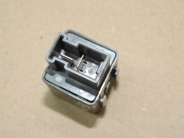 Oriģināls Nissan Navara II D40 Elektriskā logu regulatora relejs 2-polu 24330C9900