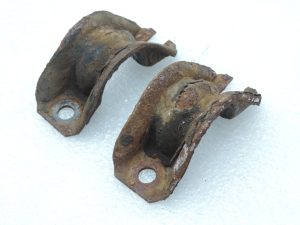 Genuine Nissan Navara II D40 3.0 dCi 4x4 Front stabilizer bar mount Pair