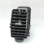 Oriģinālā Nissan Navara II D40 priekšējā paneļa ventilācijas atveres labā 681345X05A 68219M