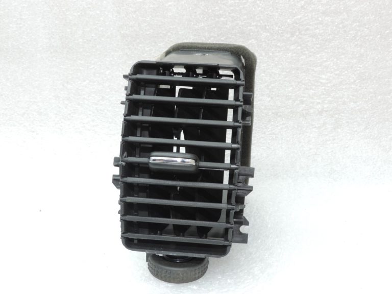 Oriģinālā Nissan Navara II D40 priekšējā paneļa ventilācijas atveres labā 681345X05A 68219M