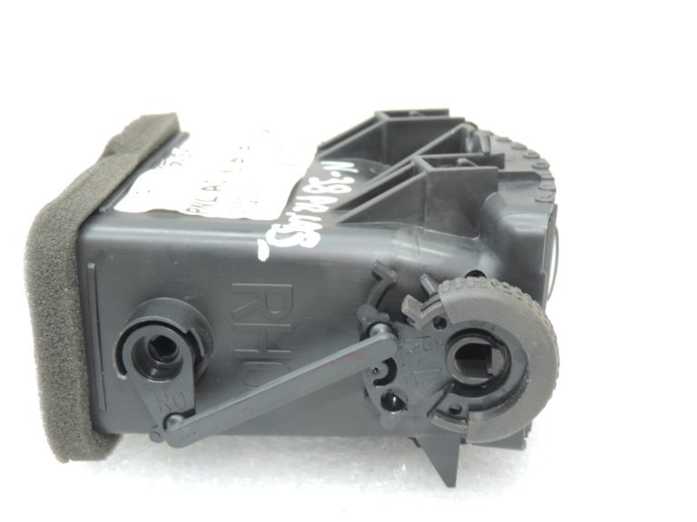Oriģinālā Nissan Navara II D40 priekšējā paneļa ventilācijas atveres labā 681345X05A 68219M
