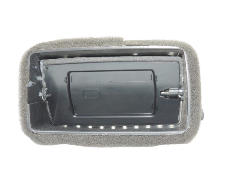 Oriģinālā Nissan Navara II D40 priekšējā paneļa ventilācijas atveres labā 681345X05A 68219M