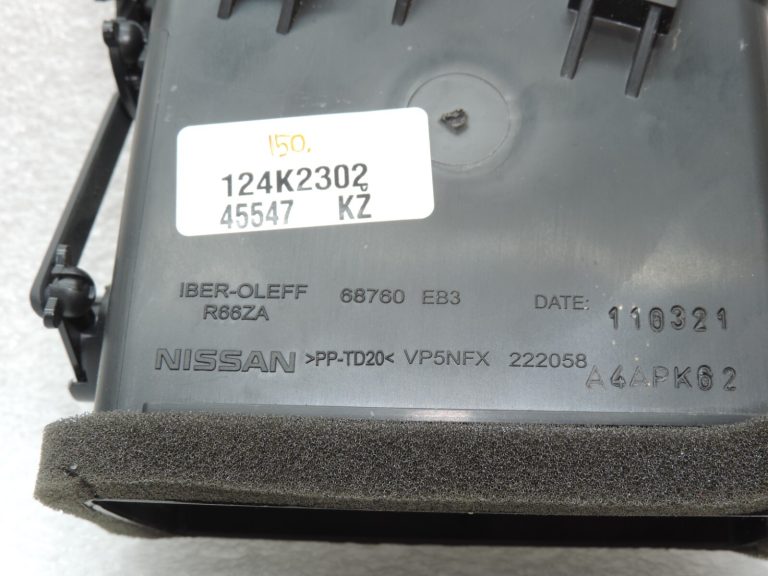 Oriģinālā Nissan Navara II D40 priekšējā paneļa ventilācijas atveres labā 681345X05A 68219M