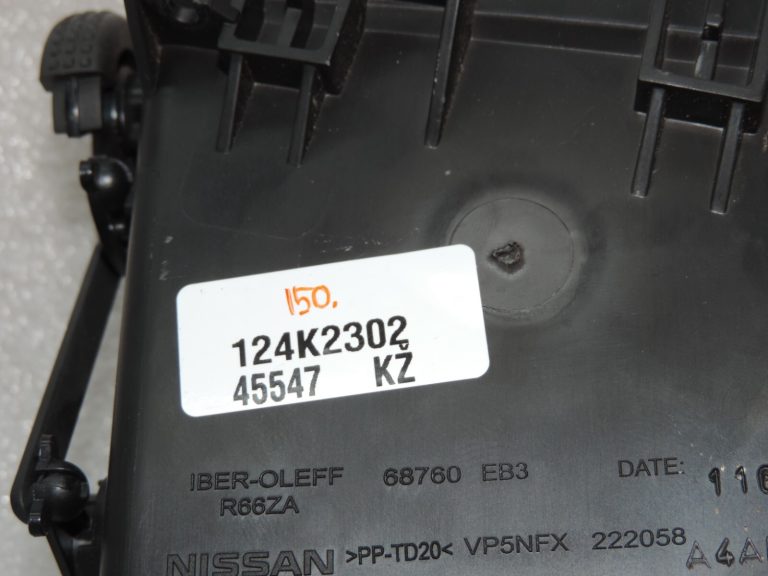 Oriģinālā Nissan Navara II D40 priekšējā paneļa ventilācijas atveres labā 681345X05A 68219M