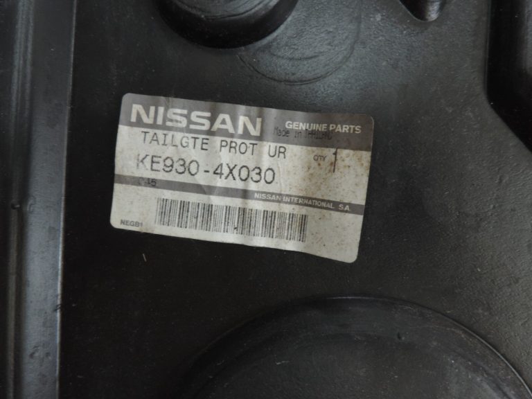 Oriģināls Nissan Navara II D40 aizmugurējo durvju pārsegs bagāžas nodalījuma durvju iekšējam panelim