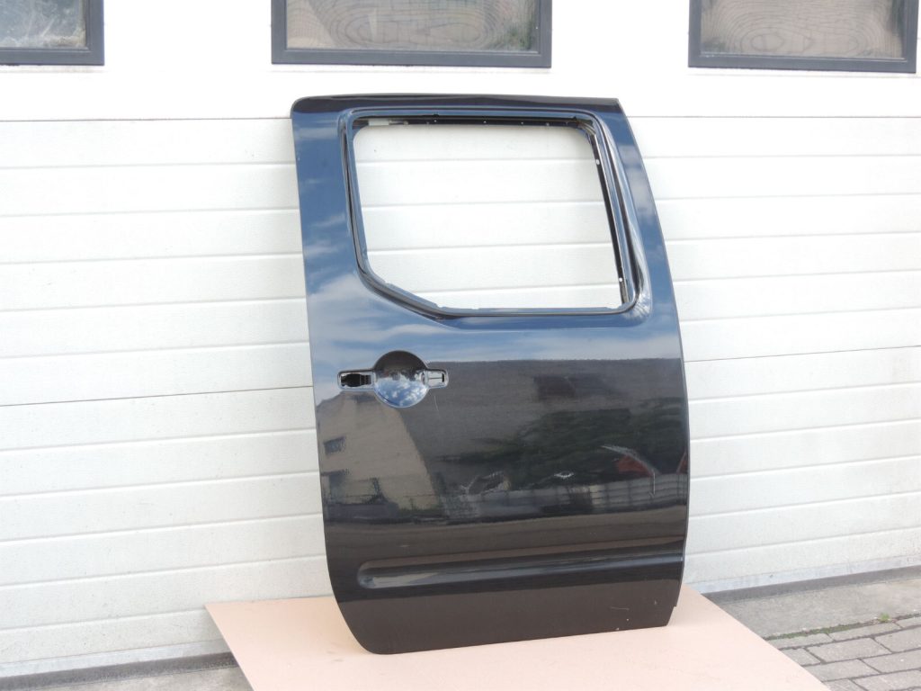 Nissan Navara II D40 NP300 Aizmugurējās labās durvis Aizmugurējās labās durvis - Krāsa - GN0