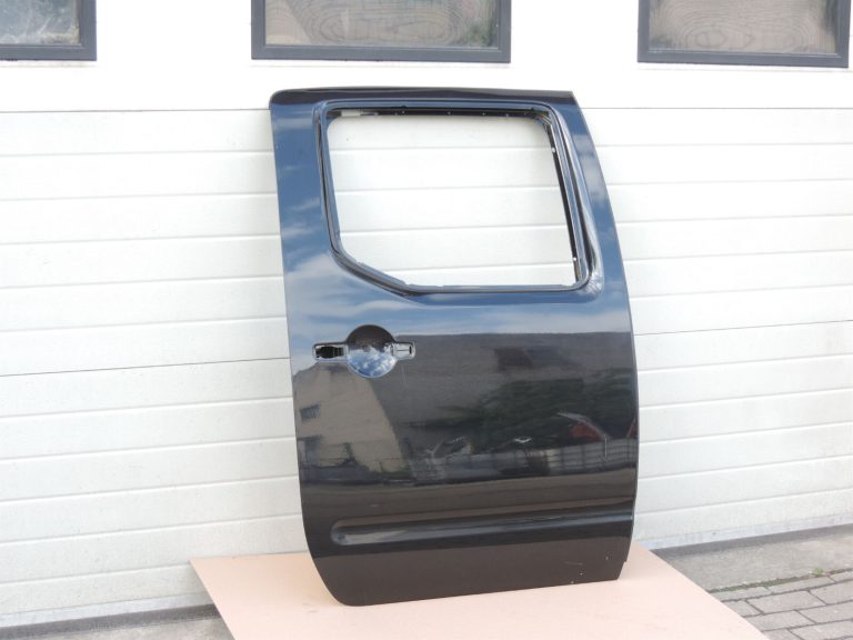 Nissan Navara II D40 NP300 Aizmugurējās labās durvis Aizmugurējās labās durvis – Krāsa – GN0