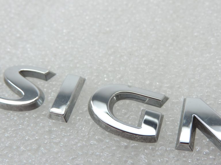 Oriģinālā Opel Insignia B hroma emblēma INSIGNIA 13409223 YR00252280