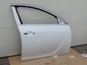 Opel Insignia A Sports Tourer Priekšējās labās durvis Priekšējās labās durvis Krāsa GAN Argon Silver