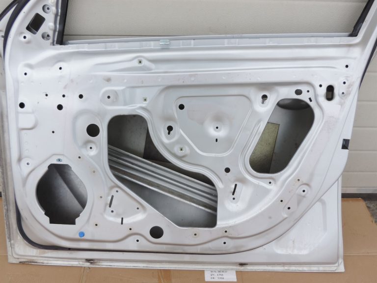 Opel Insignia A Sports Tourer Priekšējās labās durvis Priekšējās labās durvis Krāsa GAN Argon Silver