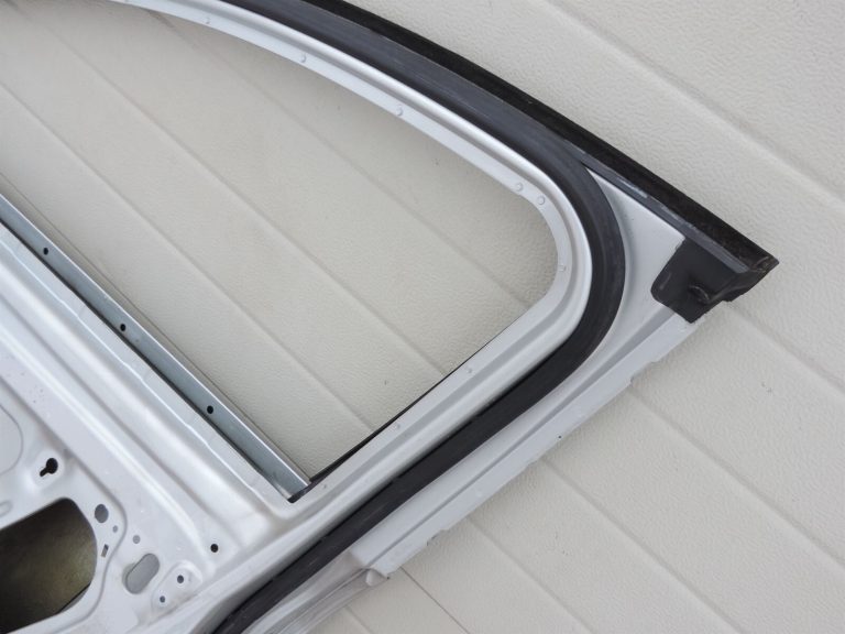 Opel Insignia A Sports Tourer Priekšējās labās durvis Priekšējās labās durvis Krāsa GAN Argon Silver