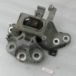 Opel Astra K 1.6CDTi B16DTE Dzinēja ātrumkārbas gultņa kronšteins kreisajā pusē 39004955