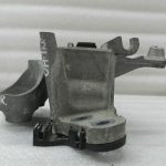 Opel Astra K 1.6CDTi B16DTE Dzinēja ātrumkārbas gultņa kronšteins kreisajā pusē 39004955