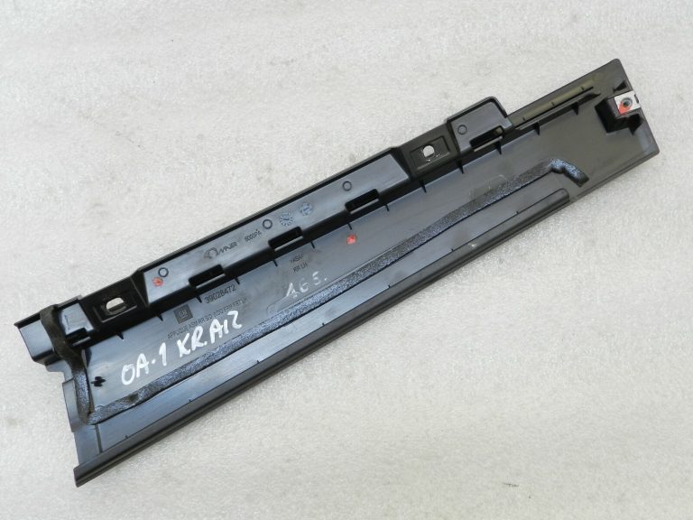 Opel Astra K Kombi aizmugurējā kreisā loga rāmja apdare melna 39028472