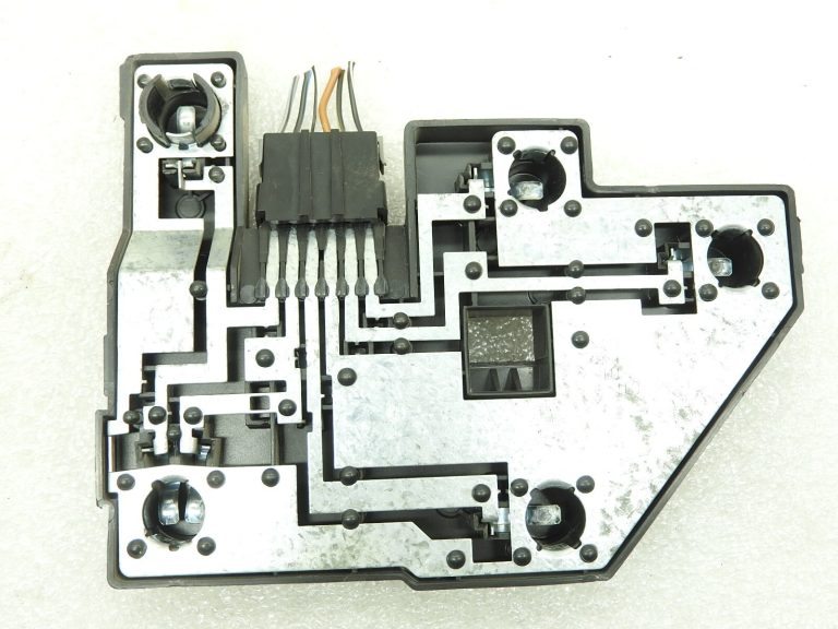 Opel Vectra B Lukturu turētāja ligzda aizmugurējā luktura kreisajā pusē 90568047 90512719
