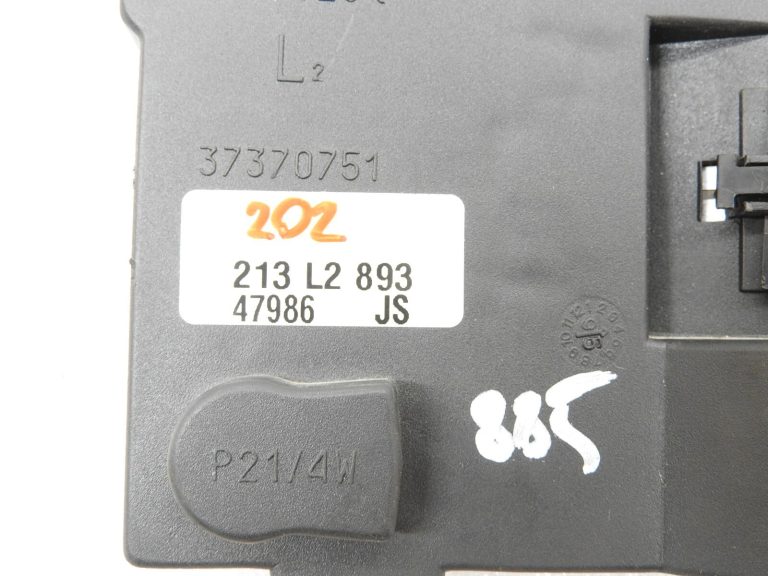 Opel Vectra B Lukturu turētāja ligzda aizmugurējā luktura kreisajā pusē 90568047 90512719