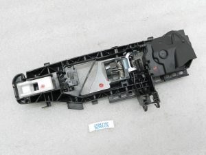 Mercedes W205 Priekšējais labās puses ārējo durvju rokturu rāmja kronšteins A0997604500