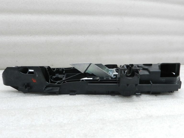 Mercedes W205 Priekšējais labās puses ārējo durvju rokturu rāmja kronšteins A0997604500