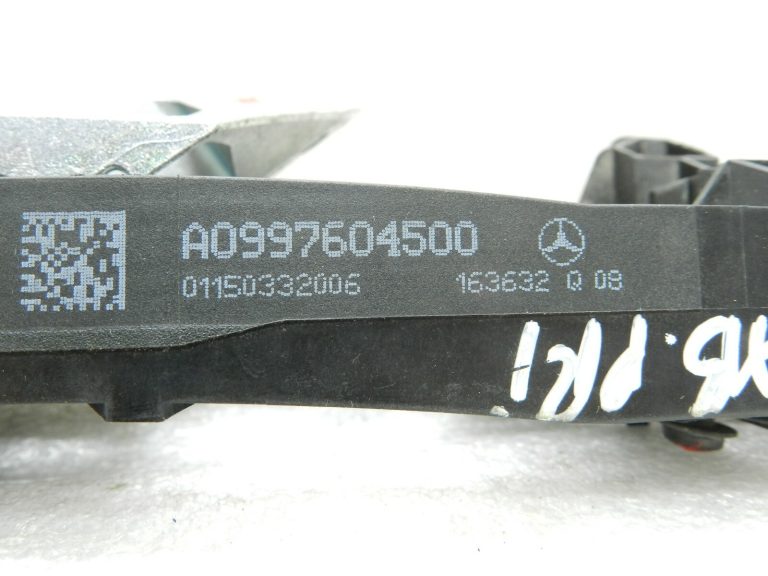 Mercedes W205 Priekšējais labās puses ārējo durvju rokturu rāmja kronšteins A0997604500