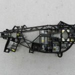 Opel Astra K Aizmugurējā kreisā ārdurvju roktura rāmja kronšteins 13506032