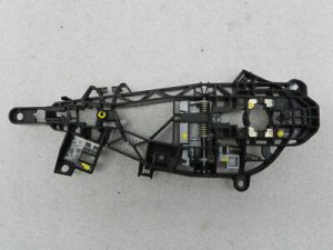 Opel Astra K Aizmugurējā kreisā ārdurvju roktura rāmja kronšteins 13506032