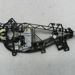 Opel Astra K Aizmugurējā kreisā ārdurvju roktura rāmja kronšteins 13506032