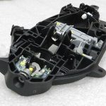 Opel Astra K Aizmugurējā kreisā ārdurvju roktura rāmja kronšteins 13506032