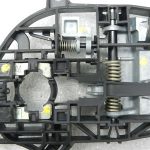 Opel Astra K Aizmugurējā kreisā ārdurvju roktura rāmja kronšteins 13506032