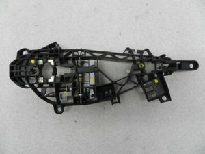 Opel Astra K Aizmugurējā labās puses ārdurvju roktura rāmja kronšteins 13506037