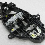 Opel Astra K Aizmugurējā labās puses ārdurvju roktura rāmja kronšteins 13506037