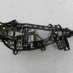 Opel Astra K Priekšējā labās puses ārdurvju roktura rāmja kronšteins 13506039