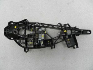 Opel Astra K Priekšējā labās puses ārdurvju roktura rāmja kronšteins 13506039