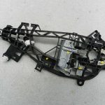 Opel Astra K Priekšējā labās puses ārdurvju roktura rāmja kronšteins 13506039