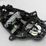 Opel Astra K Priekšējā labās puses ārdurvju roktura rāmja kronšteins 13506039