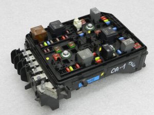 Opel Astra K 1.6CDTi B16DTE Drošinātāju bloks Vadības bloks Drošinātāju bloks 39040852