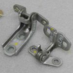 Opel Astra K durvju eņģes aizmugurējās kreisās puses augšējā un apakšējā daļa GAN 176 Argon silver