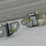 Opel Astra K durvju eņģes aizmugurējās kreisās puses augšējā un apakšējā daļa GAN 176 Argon silver