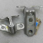Opel Astra K durvju eņģes aizmugurējās kreisās puses augšējā un apakšējā daļa GAN 176 Argon silver