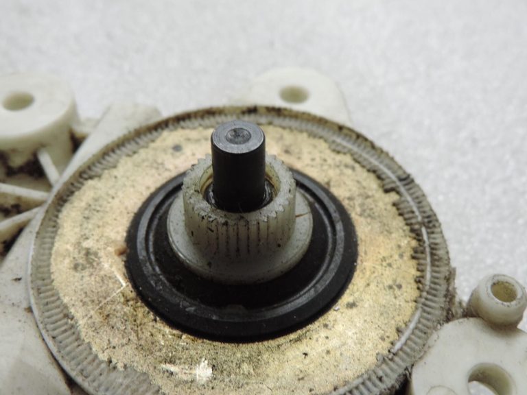 Saab 9-3 93 YS3F Logu regulatora motors Logu regulatora piedziņa aizmugurējā kreisā pusē