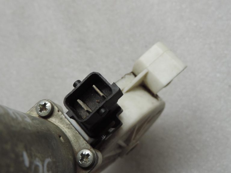 Saab 9-3 93 YS3F Logu regulatora motors Logu regulatora piedziņa aizmugurējā kreisā pusē