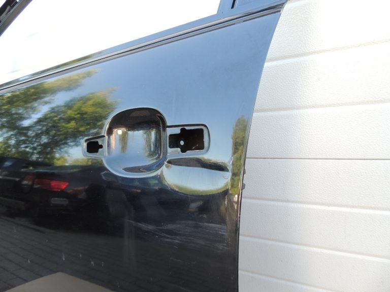 Peugeot 3008 priekšējās kreisās durvis 9002ar KTV – BLACK PEARL PAINT defekts